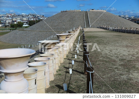 神戶市垂水區五色塚古墓（已修復並維護）：土丘頂部排列著已修復的埴輪。 131009027