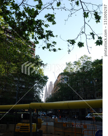 西班牙，巴塞隆納，從米拉之家到聖家堂的道路，五月清晨 131009297