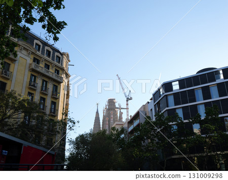 西班牙，巴塞隆納，從米拉之家到聖家堂的道路，五月清晨 131009298