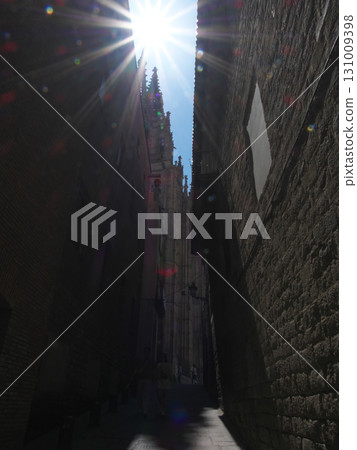 An alley next to Santa Eulalia Cathedral in Barcelona, Spain, on a sunny day in May 131009398