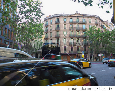 西班牙巴塞隆納，米拉之家與聖家堂的交叉口，五月清晨 131009416