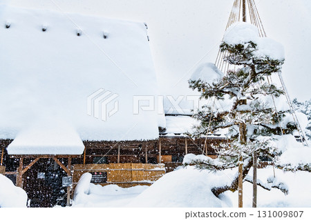 Snowy scenery of Shirakawa-go - Kanda family 131009807