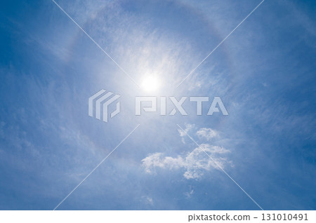 藍天中的白雲和太陽光暈現象 藍天中的白雲和太陽光暈現象 131010491