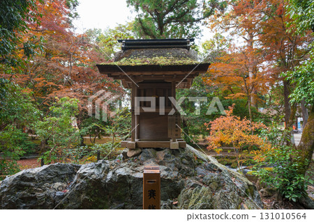 Autumn leaves at Iwamoto Shrine, a branch shrine of Kamigamo Shrine in Kyoto Autumn leaves at Iwamoto Shrine, a branch shrine of Kamigamo Shrine in Kyoto 131010564