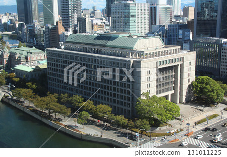 Osaka City Hall and Midosuji seen from Yodoyabashi 131011225