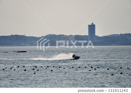 噴射快艇在海上飛馳 131011243