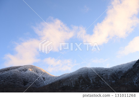 從赤城大沼湖眺望,沐浴在朝霞中的雪山-冬日風景 從赤城大沼湖眺望,沐浴在朝霞中的雪山-冬日風景 131011268