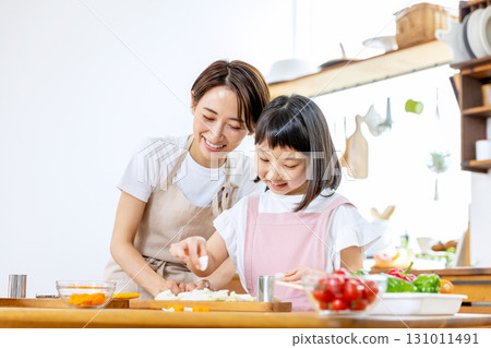 幫忙吃飯的小學生 131011491