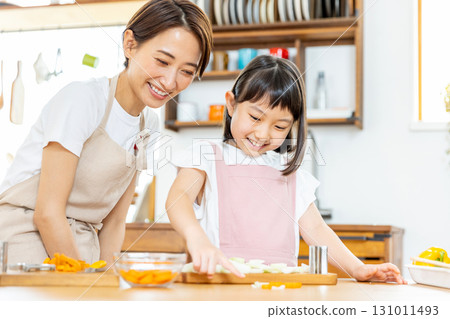 幫忙吃飯的小學生 131011493