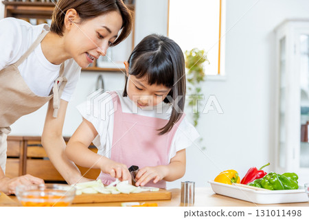 幫忙吃飯的小學生 131011498