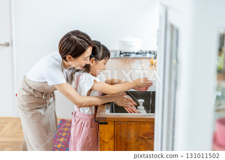 媽媽和孩子一起洗手 131011502