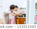 媽媽和孩子一起洗手 131011503