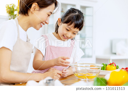 做煎蛋捲飯的父母和孩子 131011513