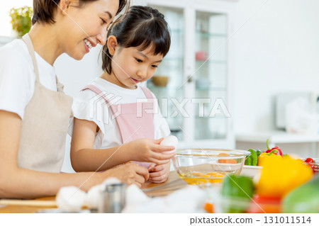 Parent and child making omelet rice 131011514