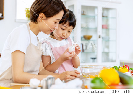 做煎蛋捲飯的父母和孩子 131011516