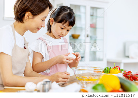 Parent and child making omelet rice Parent and child making omelet rice 131011517