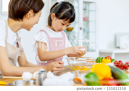 做煎蛋捲飯的父母和孩子 131011518