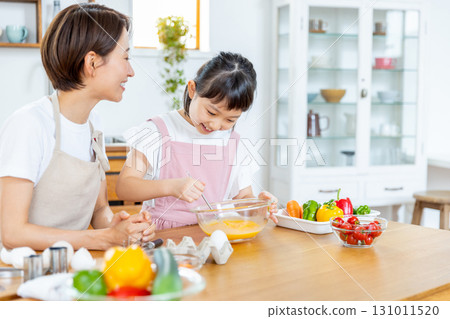 做煎蛋捲飯的父母和孩子 131011520