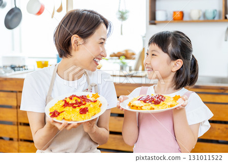 做煎蛋捲飯的父母和孩子 131011522