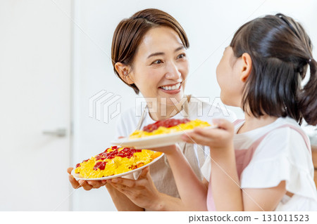 做煎蛋捲飯的父母和孩子 131011523