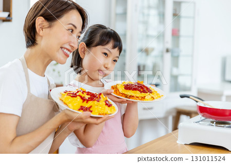 做煎蛋捲飯的父母和孩子 131011524
