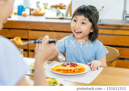 父母和孩子用餐 131011531