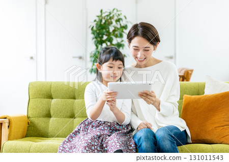 父母和孩子看到平板電腦 131011543