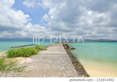 鳩間島前的防波堤伸入美麗的藍色大海 131011602