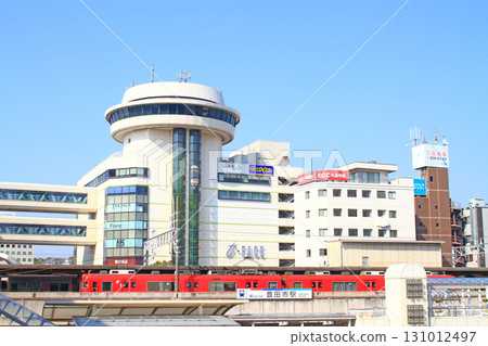 A train stops at Meitetsu Toyotashi Station in Toyota City, Aichi Prefecture 131012497