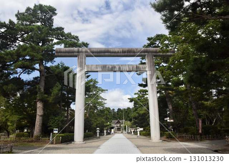 莊內神社的大型鳥居和參道－喚起日本傳統和歷史的景觀 131013230