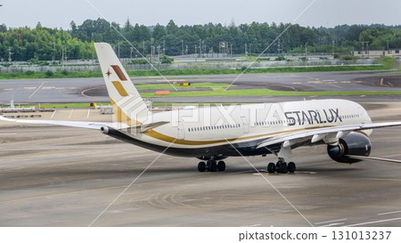 星宇航空飛機起飛前和機場 星宇航空飛機起飛前和機場 131013237