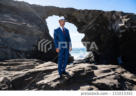 海邊一位穿著西裝的花花公子中年男子的畫像 海邊一位穿著西裝的花花公子中年男子的畫像 131013381
