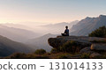 一名男子在岩石上冥想，欣賞日出 131014133