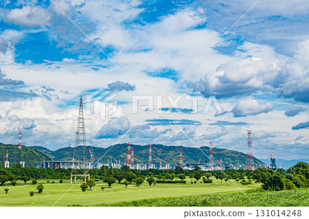 從大阪府枚方市淀川堤岸眺望河床 從大阪府枚方市淀川堤岸眺望河床 131014248