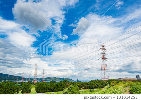 矗立於大阪府枚方市淀川河畔的鐵塔 矗立於大阪府枚方市淀川河畔的鐵塔 131014255