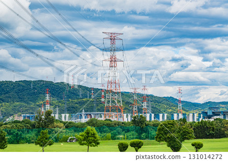從大阪府枚方市淀川堤岸眺望河床 從大阪府枚方市淀川堤岸眺望河床 131014272