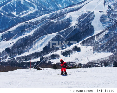白馬岩岳雪場：滑雪者在陽光谷滑雪，背景是八方嶺 131014449