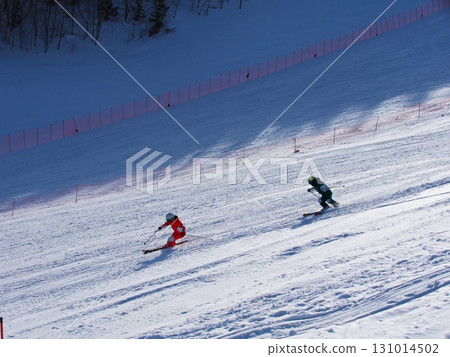 滑雪者在白馬岩岳雪場山腳下的鴨志賀雪道上滑雪 滑雪者在白馬岩岳雪場山腳下的鴨志賀雪道上滑雪 131014502