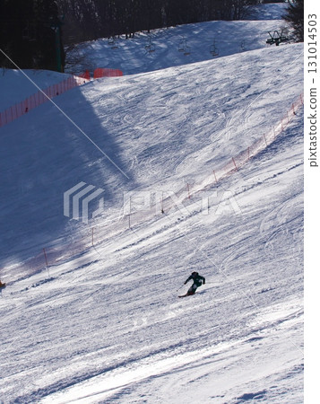 滑雪者在白馬岩岳雪場山腳下的鴨志賀雪道上滑雪 滑雪者在白馬岩岳雪場山腳下的鴨志賀雪道上滑雪 131014503