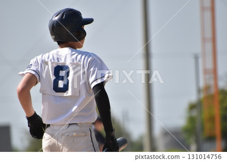 Batter looking at signs at bat 131014756