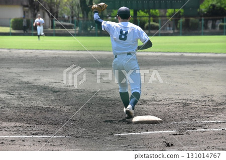 The first baseman makes a relaxed throw 131014767