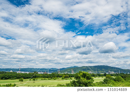 View of the riverbed from the Yodo River embankment, Hirakata City, Osaka Prefecture 131014889