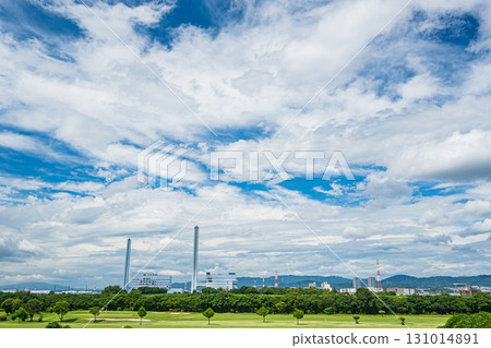 The vast sky seen from the Yodo River embankment, Hirakata City, Osaka Prefecture The vast sky seen from the Yodo River embankment, Hirakata City, Osaka Prefecture 131014891