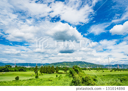 View of the riverbed from the Yodo River embankment, Hirakata City, Osaka Prefecture 131014898
