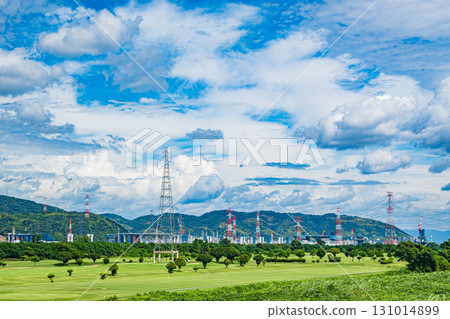 從大阪府枚方市淀川堤岸眺望河床 從大阪府枚方市淀川堤岸眺望河床 131014899