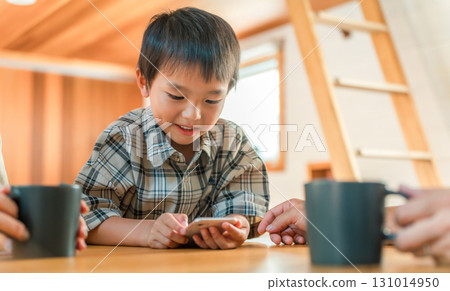 Children using smartphones, apps, SNS, and games 131014950