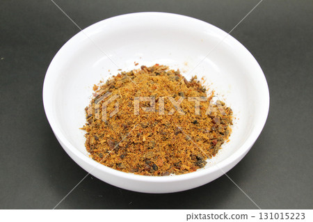 Domestic bonito flakes crushed to make the broth easier to extract 131015223