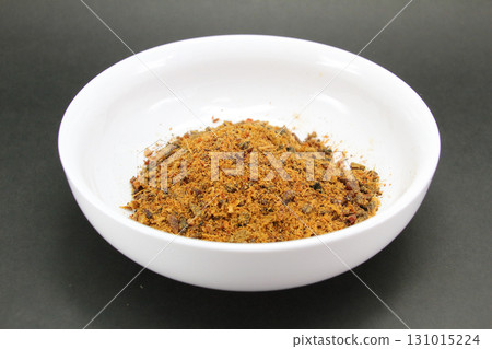 Domestic bonito flakes crushed to make the broth easier to extract 131015224