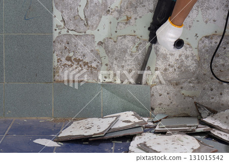 Flat Chisels on Rotary Hammer for remove tiles from wall 131015542