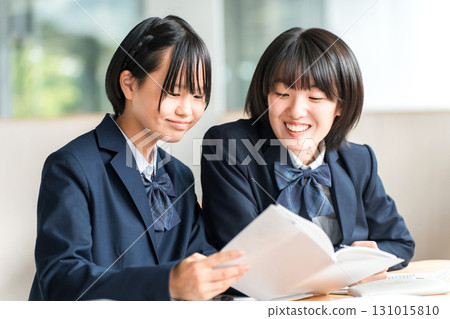 Junior high school students, high school students, and high school girls (friends) studying together at the library or children's center, studying for tests 131015810